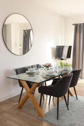 Modern, comfy 2 bedroom apartment in Hatfield, town centre, perfect for contractors,